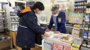 コンビニへ対策の強化をする様子