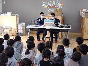 幼稚園で読み聞かせ