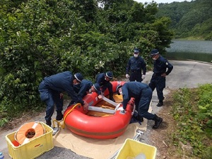救命ボート組み立て訓練