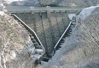 試験湛水中の田沢川ダム（平成12年12月）
