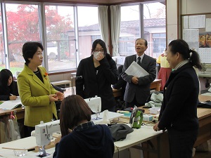 白鷹専修学校のみなさんと話す知事