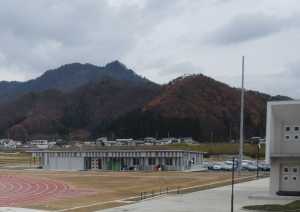 屋外運動場と山々